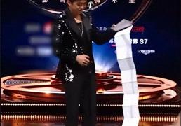 笑料百出，邓超微博电影之夜(yè)疯狂玩梗话太多被黑衣人架(jià)走