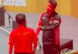 王(wáng)皓复盘林诗棟(dòng)比(bǐ)赛，指出心态技术待提升