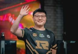 Uzi女友(yǒu)晒家中(zhōng)电脑，遭(zāo)嘲讽配置差！網(wǎng)友(yǒu)：能玩到(dào)LOL关服