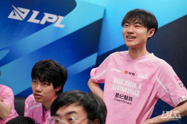 2025LPL总决赛：BLG捧起银龙杯，knight获得FMVP，收(shōu)获职业生涯第六个LPL冠军