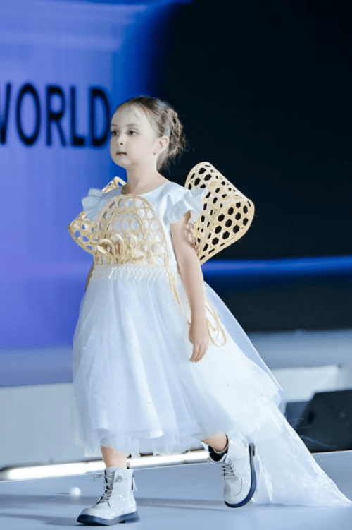 这！就(jiù)是超模全球总决赛 全球人气季军—嘉思敏！