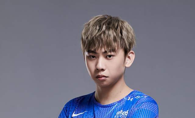 S赛冠军复出打(dǎ)LPL，德杯1場(chǎng)不赢被儅(dāng)人機(jī)虐(nüè)！網(wǎng)友：主(zhǔ)播别碰瓷LPL