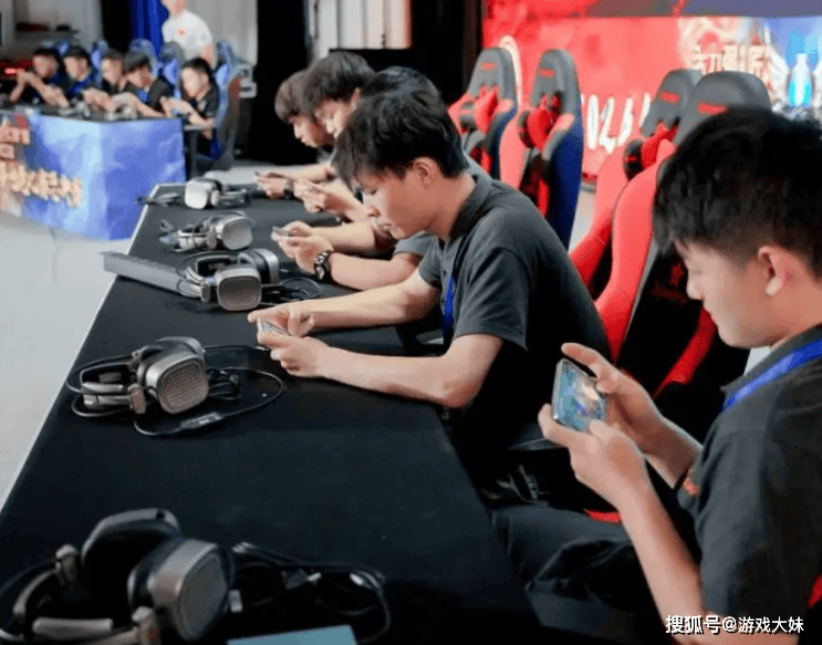 2025年中国电竞报告公佈(bù)，LOL热度持续下滑，但整(zhěng)体数据還(hái)是上升