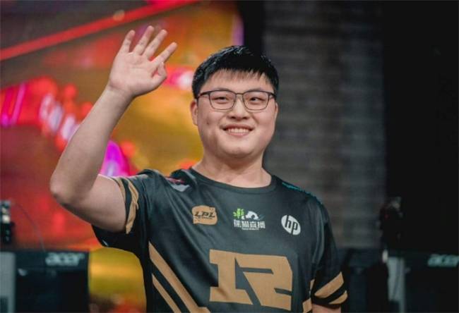 【一竞技1JingJi】LOL：LPL国産(chǎn)最强教練(liàn)回歸(guī) Uzi疑似(shì)进行(xíng)複(fù)出训練(liàn)！