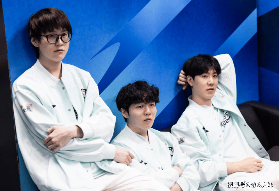 炫神因(yīn)骂theshy被处罚，如今认慫(sǒng)，公开道歉希望拿回二路解说权