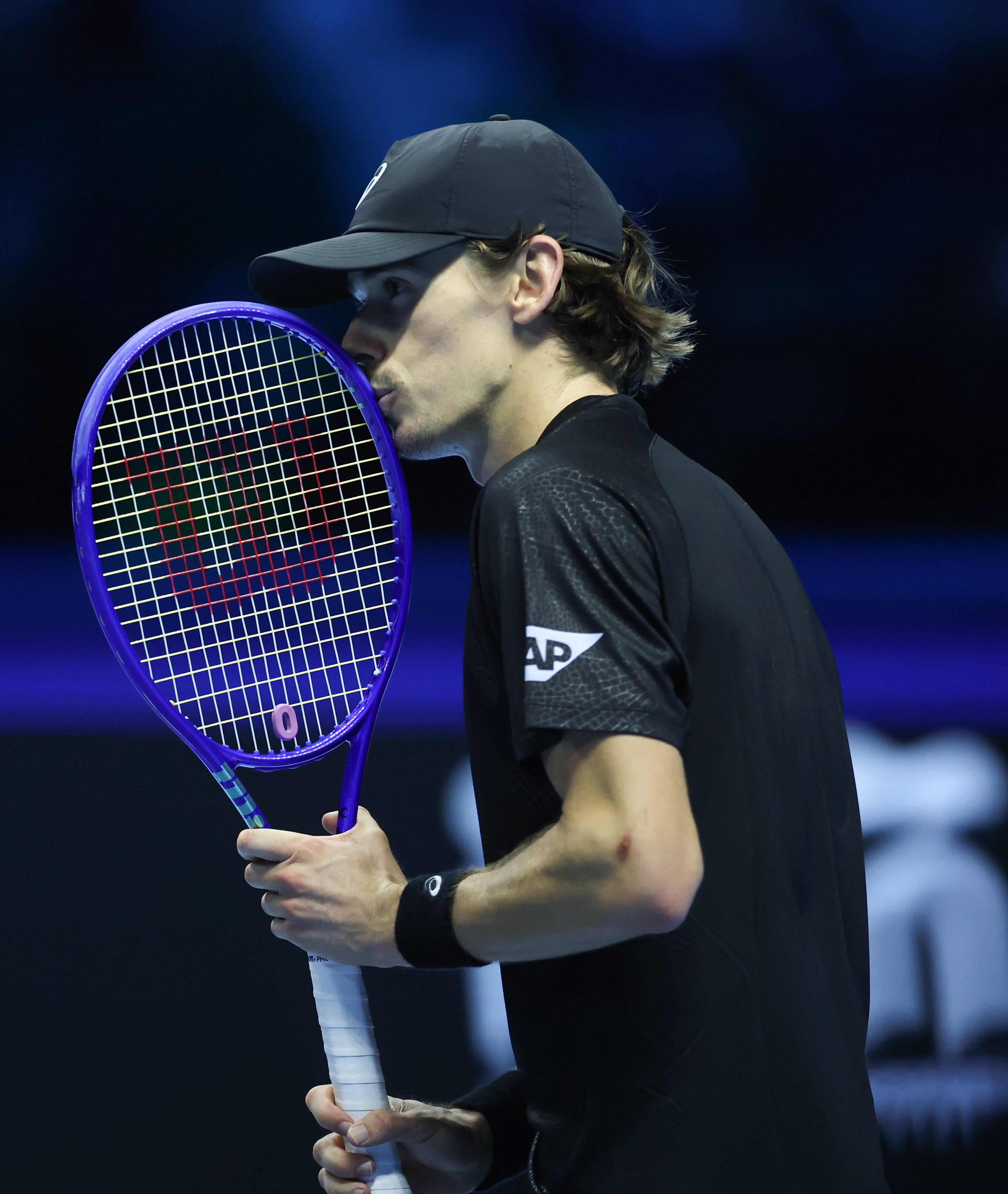 （体育）网球——ATP年终总决賽(sài)半决賽(sài)：辛(xīn)纳胜德米(mǐ)纳尔