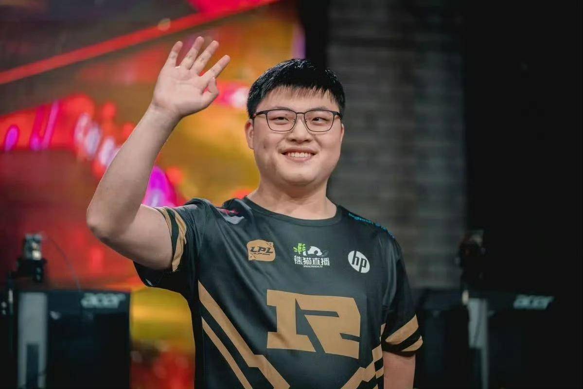 Uzi女友(yǒu)晒家中(zhōng)电脑，遭(zāo)嘲讽配置差！網(wǎng)友(yǒu)：能玩到(dào)LOL关服