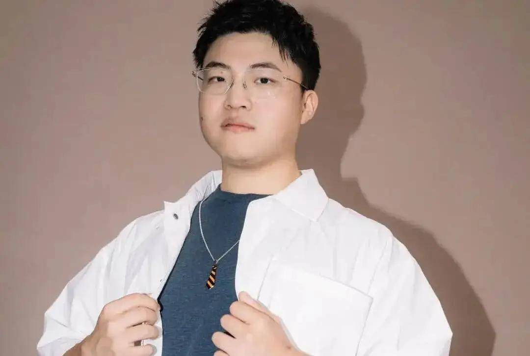 Uzi女友(yǒu)晒家中(zhōng)电脑，遭(zāo)嘲讽配置差！網(wǎng)友(yǒu)：能玩到(dào)LOL关服