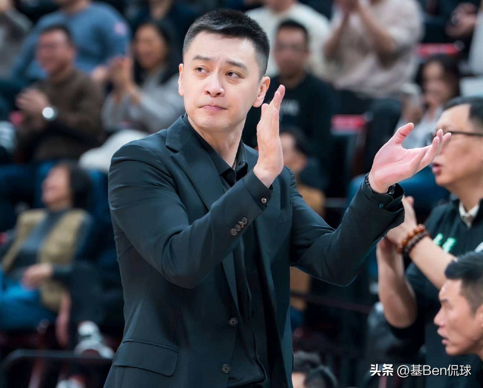 赢球也生气！杨鸣比赛中直奔技术台理论，現(xiàn)場(chǎng)收音看(kàn)他(tā)都说了什么