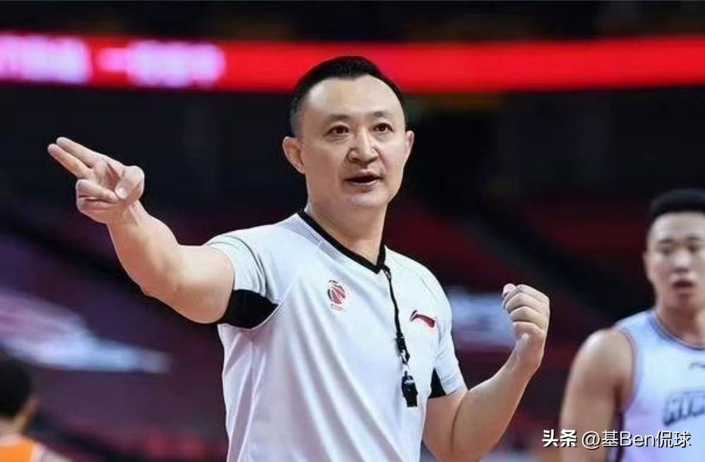 赢球也生气！杨鸣比赛中直奔技术台理论，現(xiàn)場(chǎng)收音看(kàn)他(tā)都说了什么