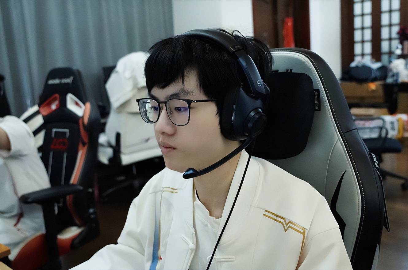 LGD零(líng)封AL晋级德杯半决赛，汤圆超神带飞，解说：圆神在游龙