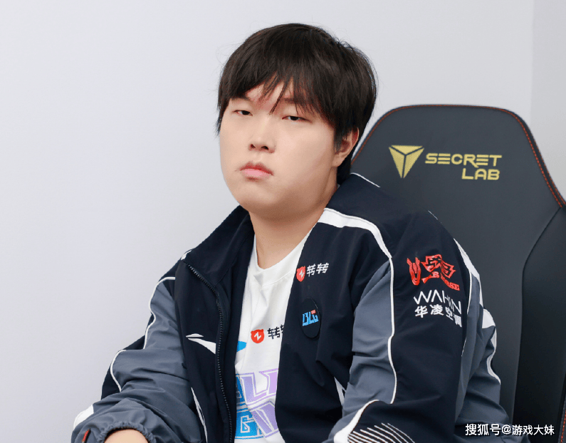 Bin双眼皮引起热议，骆歆見(jiàn)到(dào)本(běn)人后评价，多了(le)一股魅劲