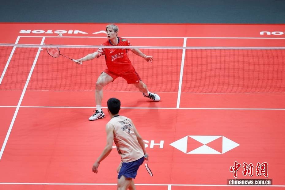 世界羽联世巡赛总决赛男(nán)單(dān)小组赛：石(shí)宇奇胜周天成