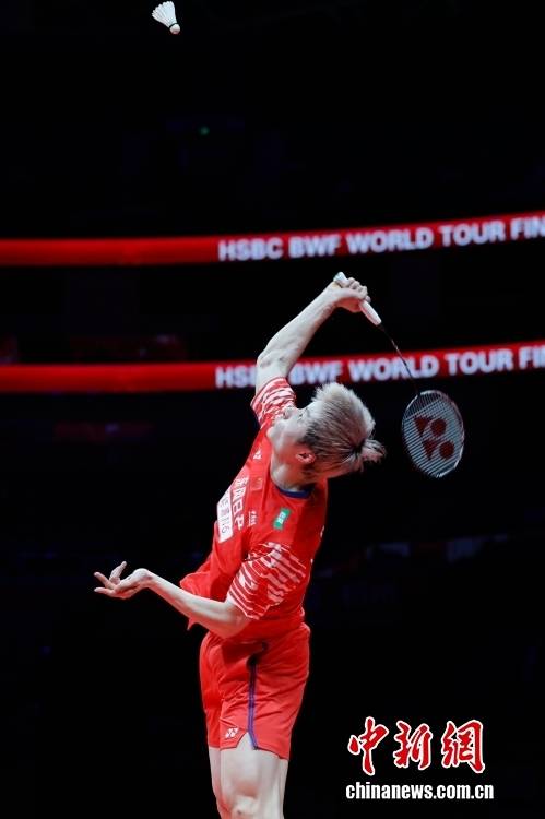 世界羽联世巡赛总决赛男(nán)單(dān)小组赛：石(shí)宇奇胜周天成