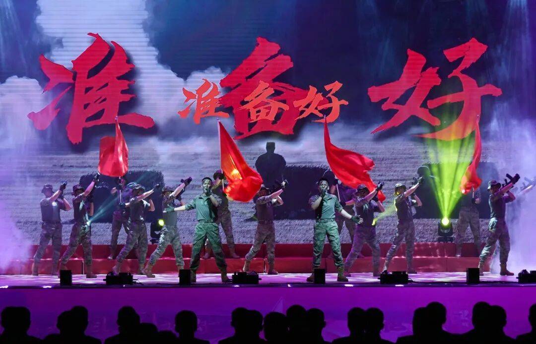 高(gāo)光(guāng)时刻！“东极卫士(shì)”登台领奖……